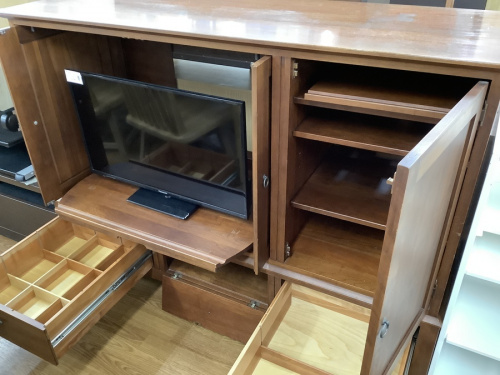 キャビネットのテレビボード