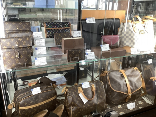 LOUIS VUITTONのバッグ