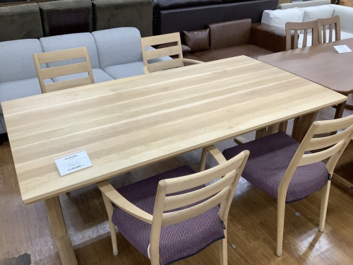 生活家具のテーブル
