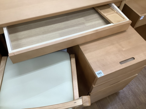 デスクのライティングデスク