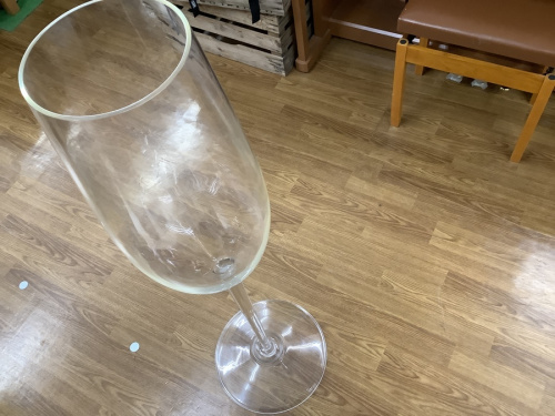 巨大シャンパングラスのオブジェ