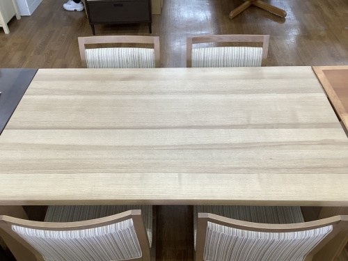 生活家具のテーブル