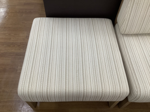 2人掛けソファーのkarimoku　カリモク