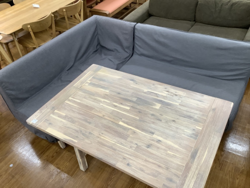 生活家具のテーブル
