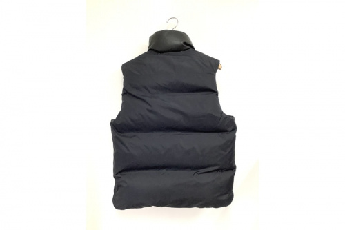 ダウンベストのCANADA GOOSE