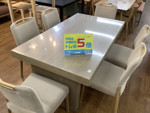 生活家具のテーブル
