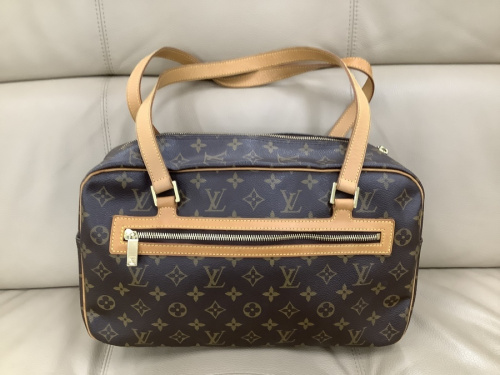 バッグのショルダーバッグ