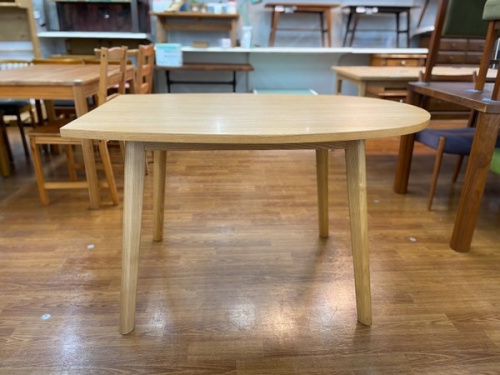 生活家具のテーブル　ダイニングテーブル