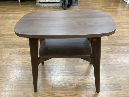 生活家具のテーブル