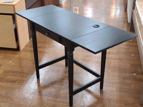 生活家具のテーブル