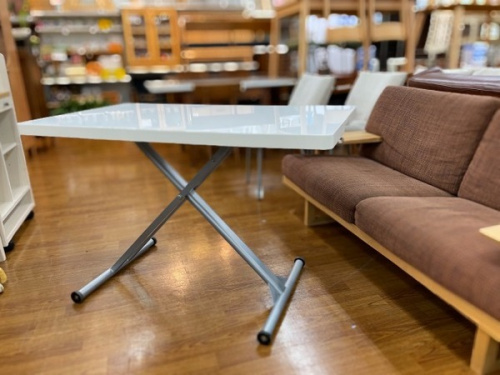 家具のテーブル