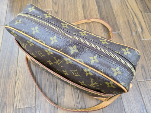 ショルダーバッグのLOUIS VUITTON