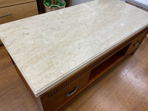 AVラックの大理石