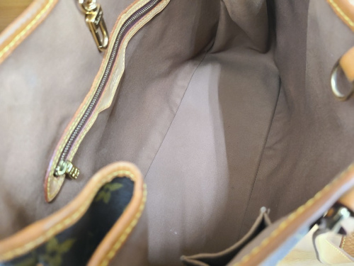 トートバッグのLOUIS VUITTON