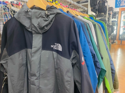 衣類のスニーカー