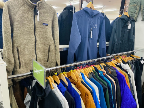 スニーカーのナイロンジャケット