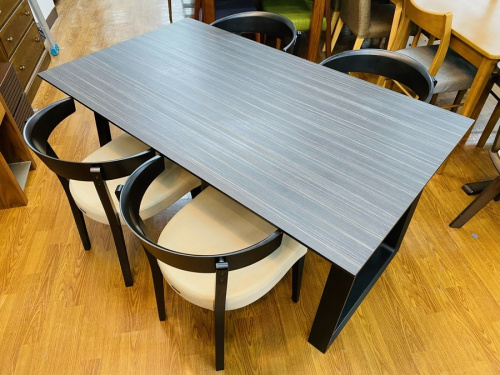 生活家具のテーブル