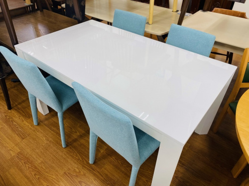 生活家具のテーブル