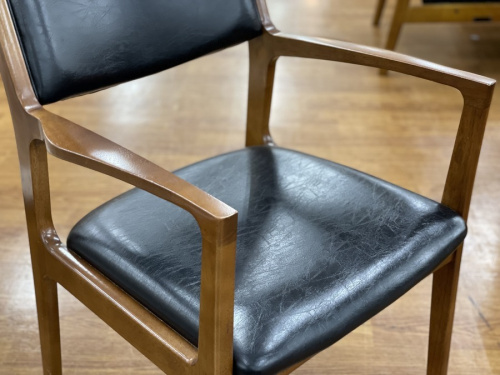 ダイニングチェアーのカリモク60+