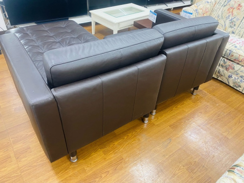 カウチソファーのダークブラウン