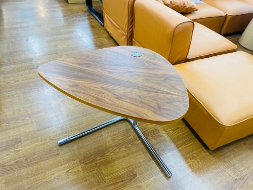 家具のテーブル