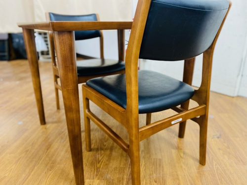 生活家具のテーブル