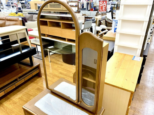 ドレッサーの鏡台