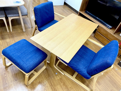 生活家具のテーブル
