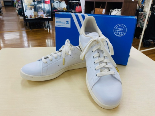 スニーカーのadidas