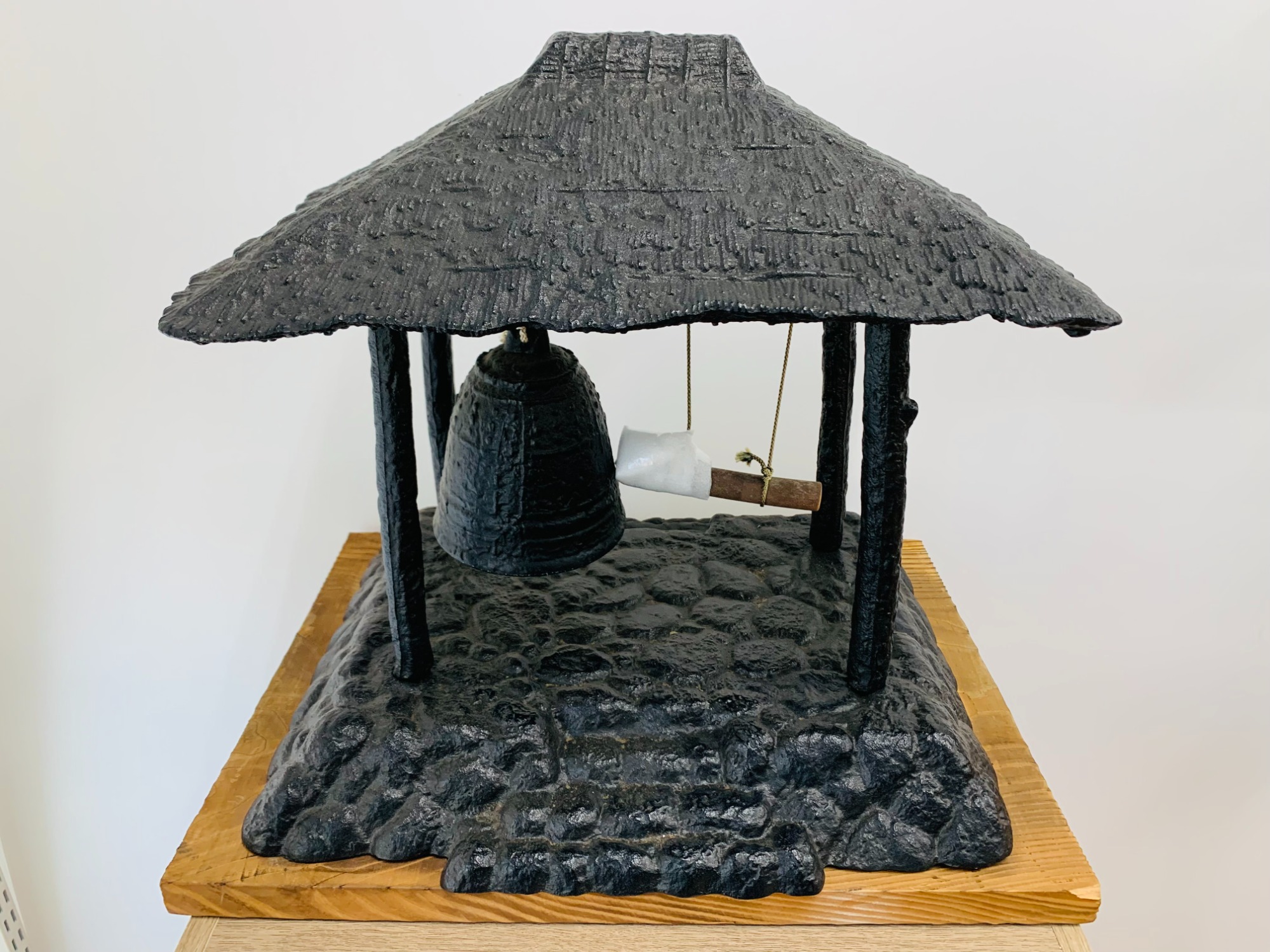 和雑貨販売強化中】鉄製ミニチュア『除夜の鐘』をご紹介します