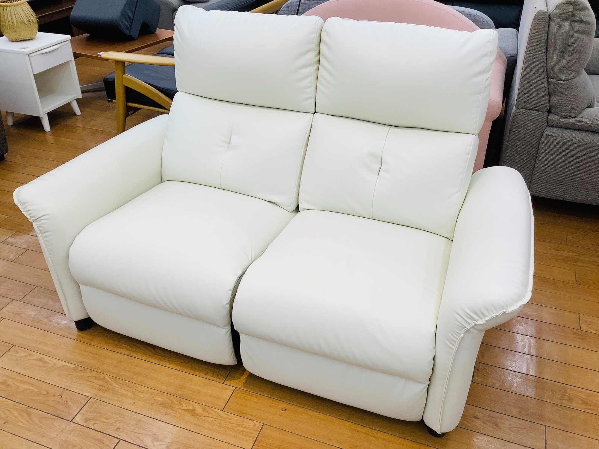 家具販売強化中】ニトリの2人掛け電動リクライニングソファーのご紹介 