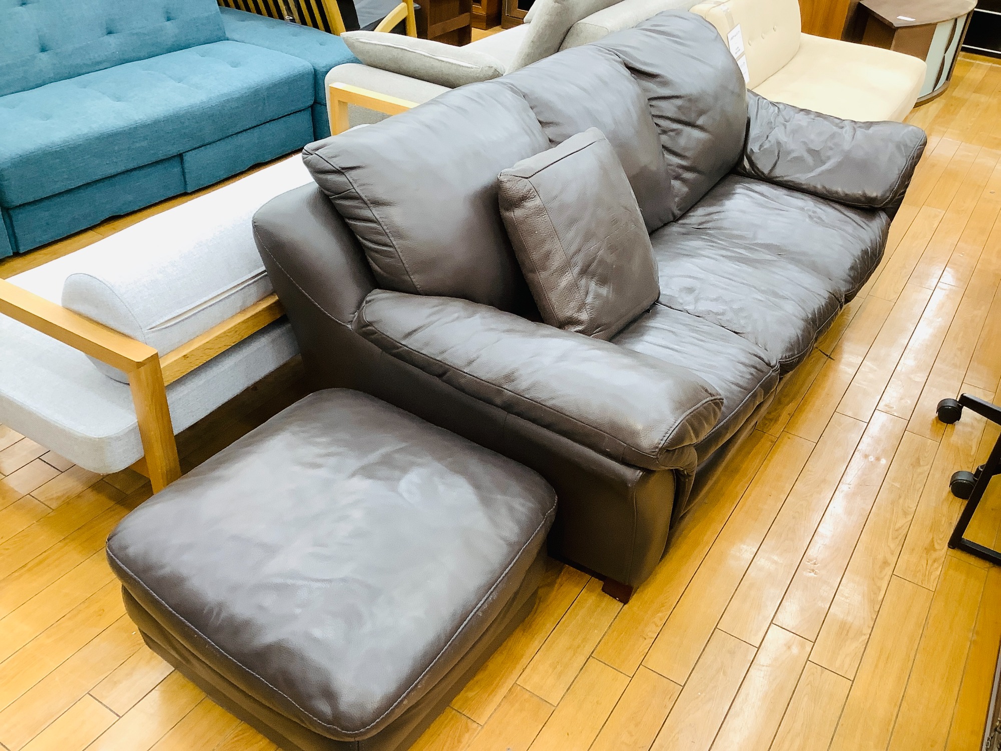 家具買取強化中】レザーの3人掛けソファーが入荷しました！｜2024年02