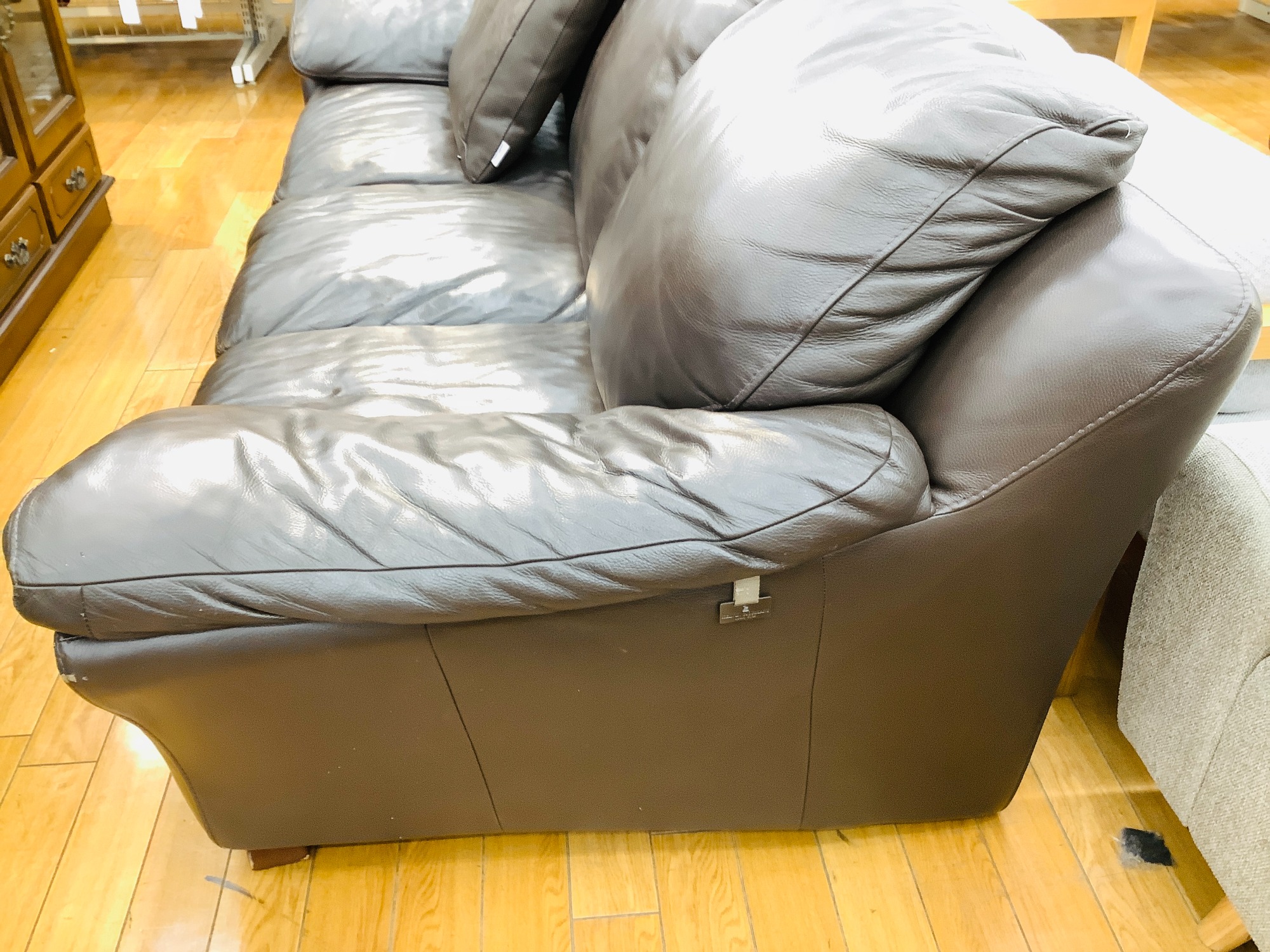 家具買取強化中】レザーの3人掛けソファーが入荷しました！｜2024年02