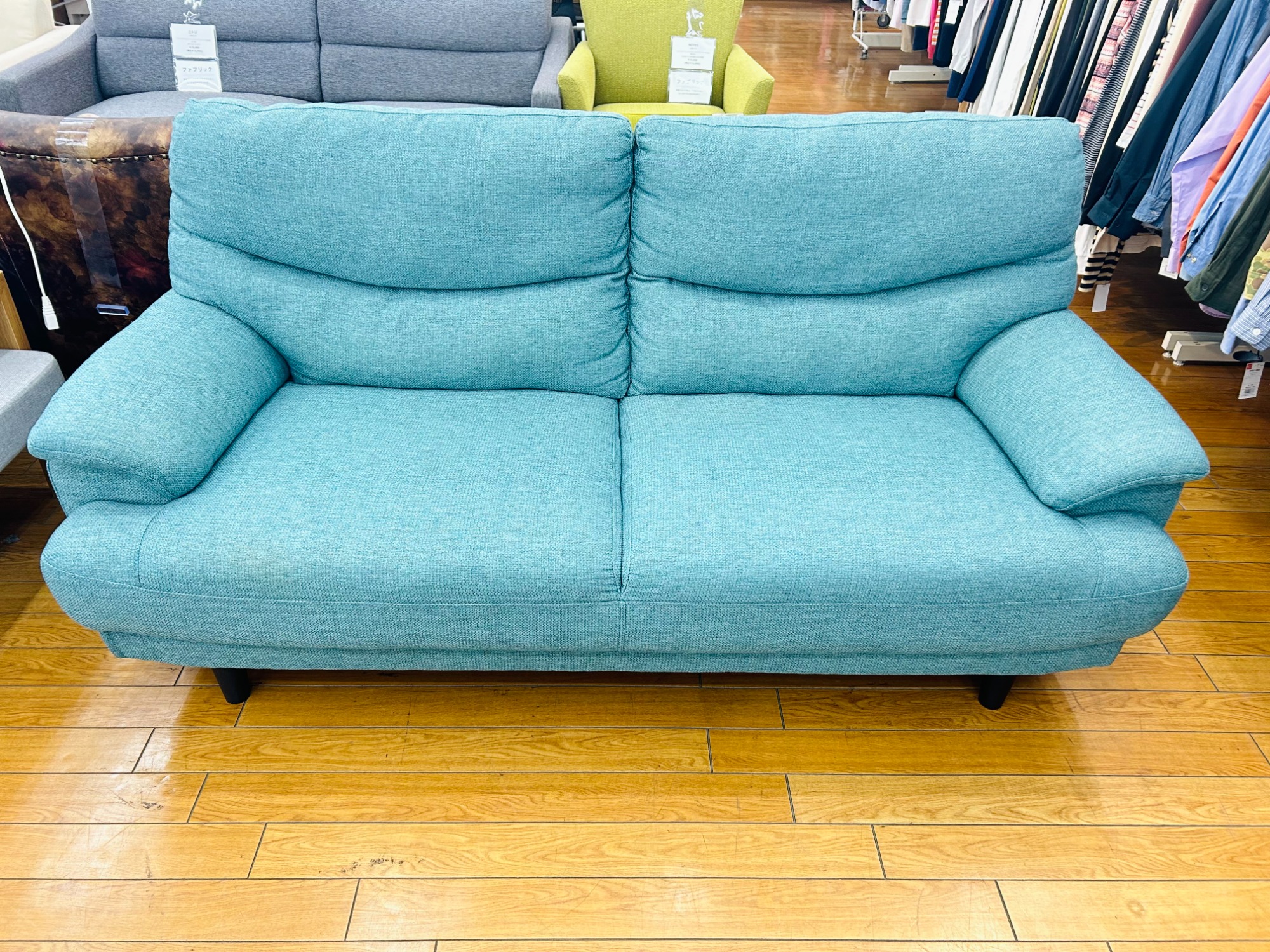 家具販売強化中！】ニトリの”2人掛けソファ