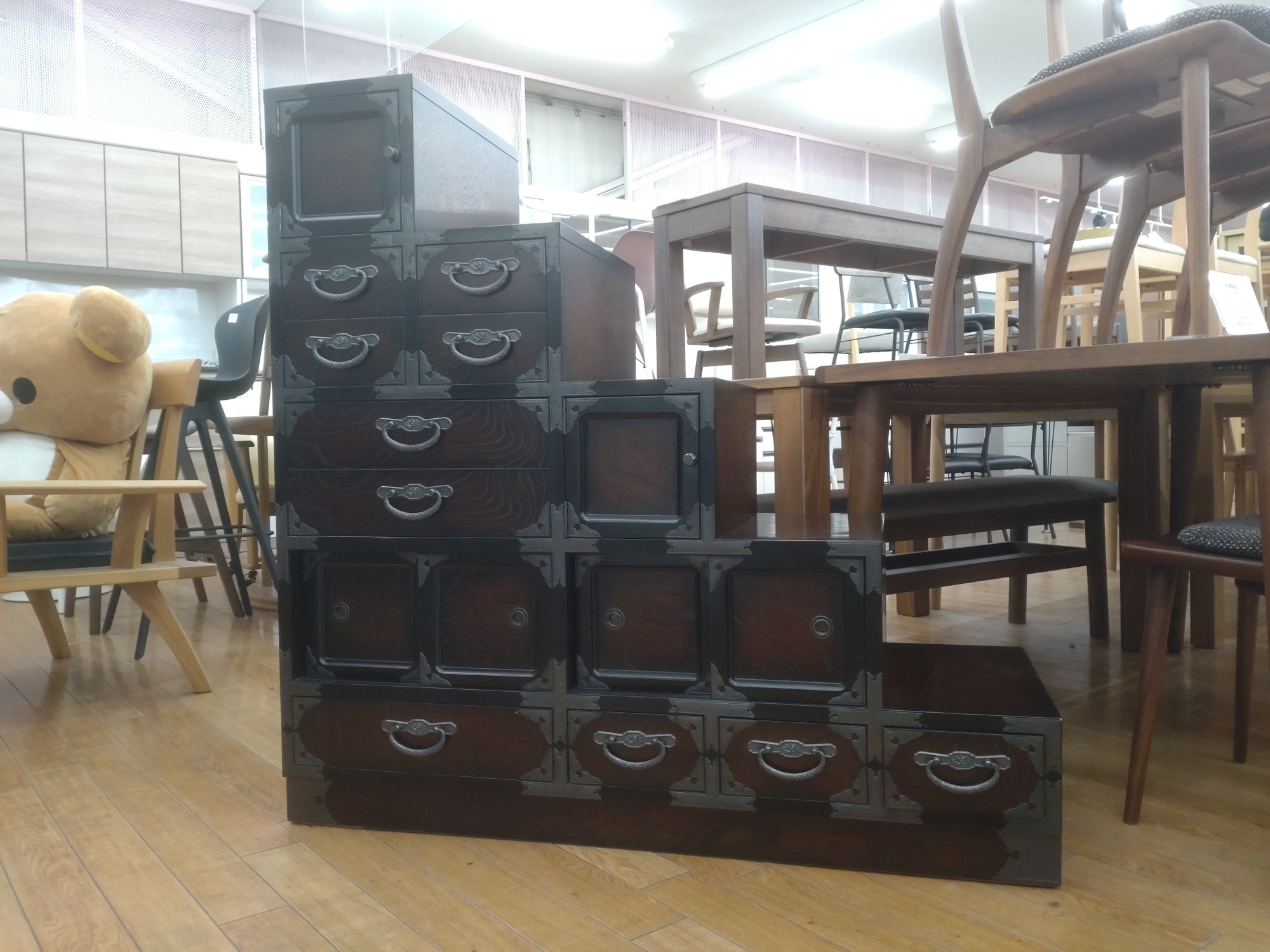家具買取強化中】三丸家具工芸の階段箪笥をご紹介します！【古