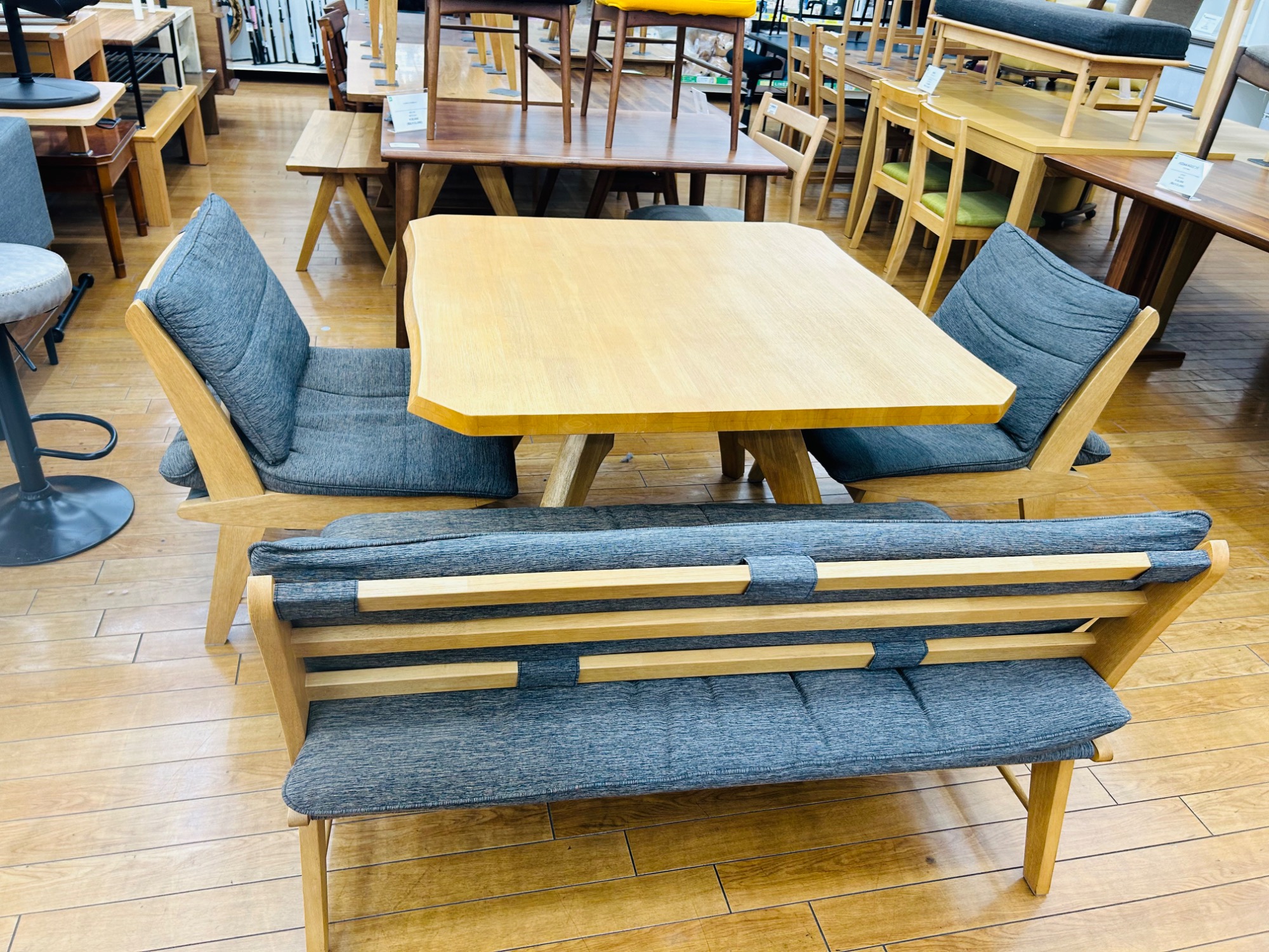 家具販売強化中】ベンチダイニング4点セットが入荷しました