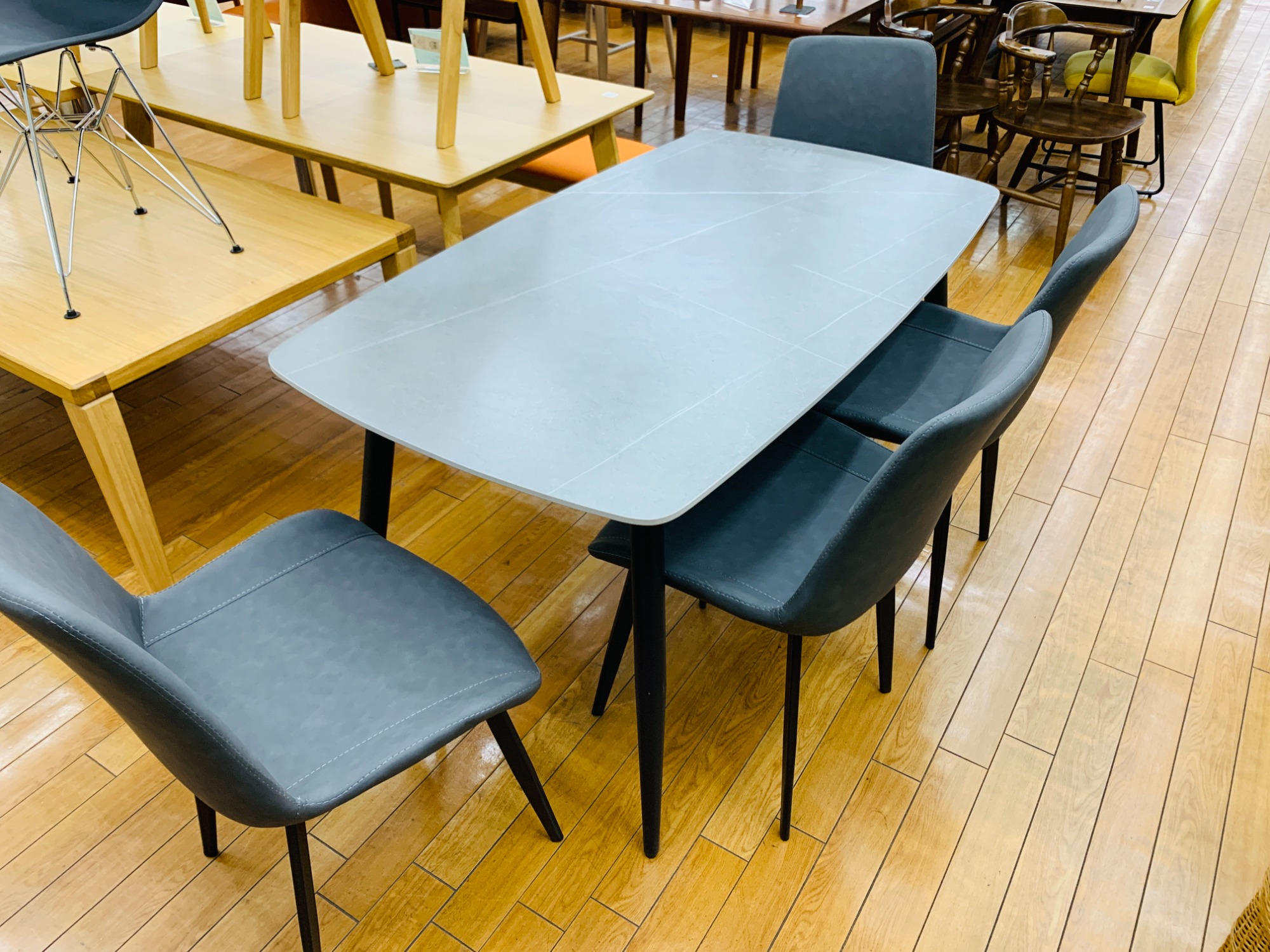 家具販売強化中】アーバン通商のセラミックテーブル5点セットをご紹介 