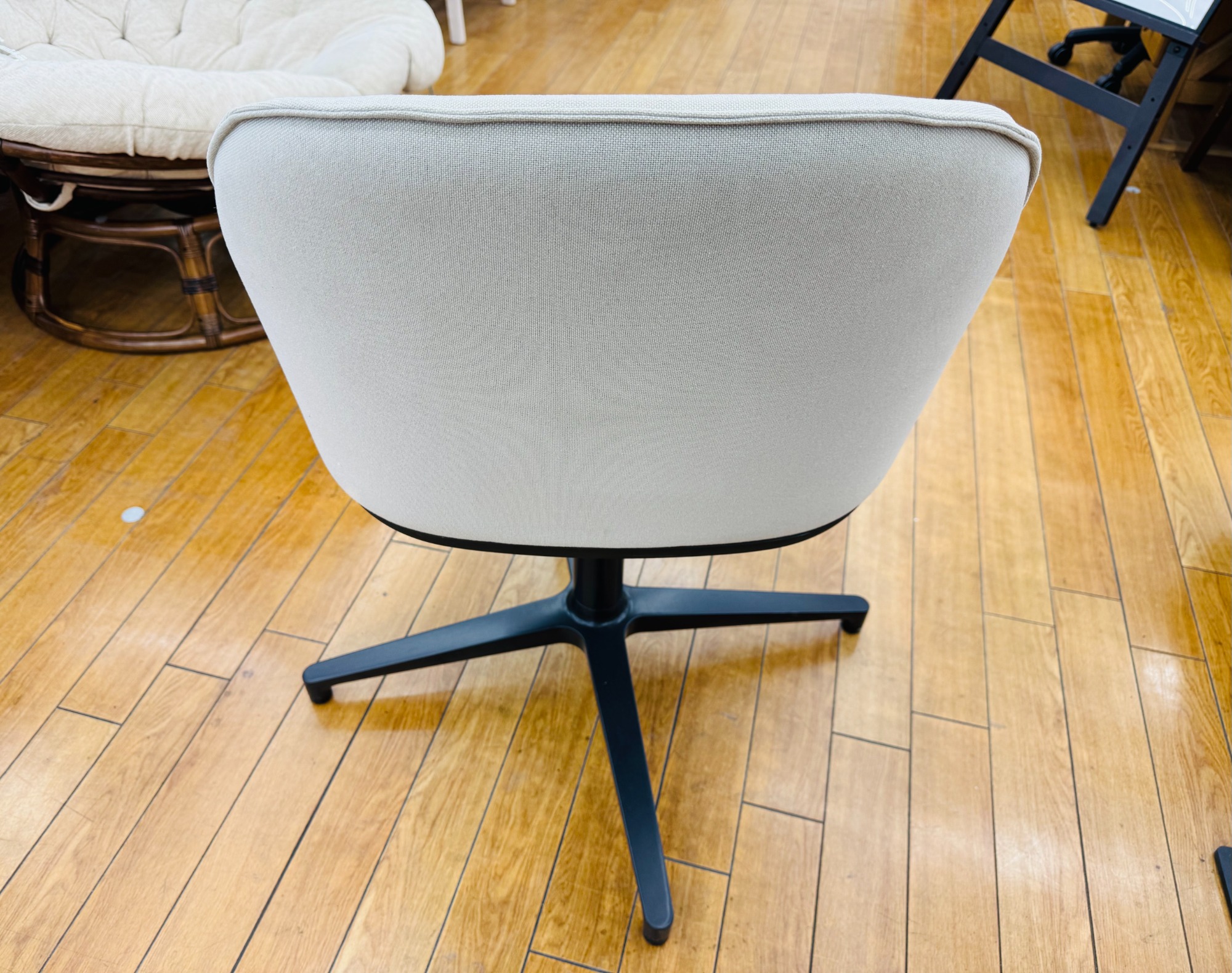 軽トラ90分貸し出しサービス】Vitra ソフトシェルチェア