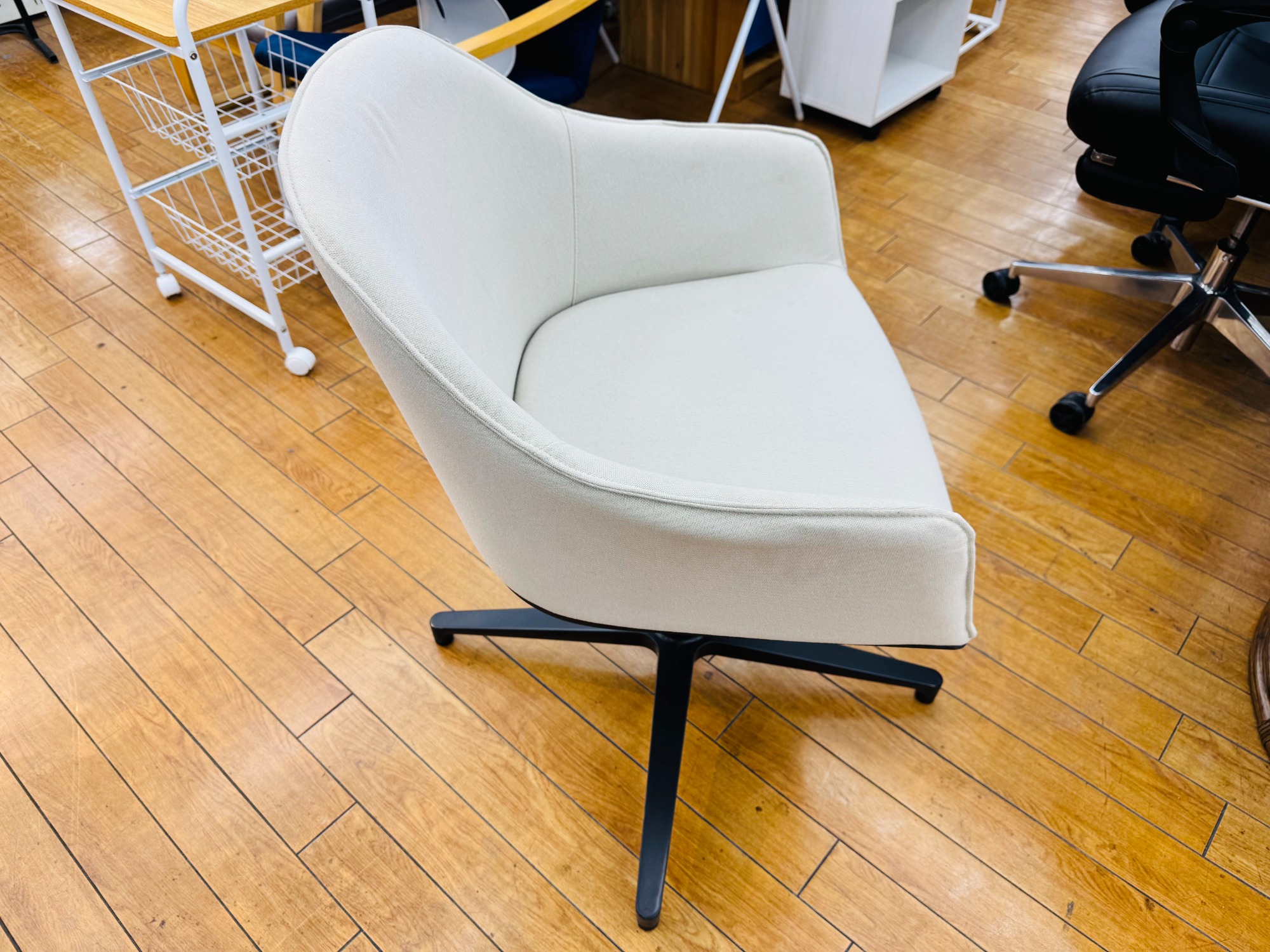 軽トラ90分貸し出しサービス】Vitra ソフトシェルチェア