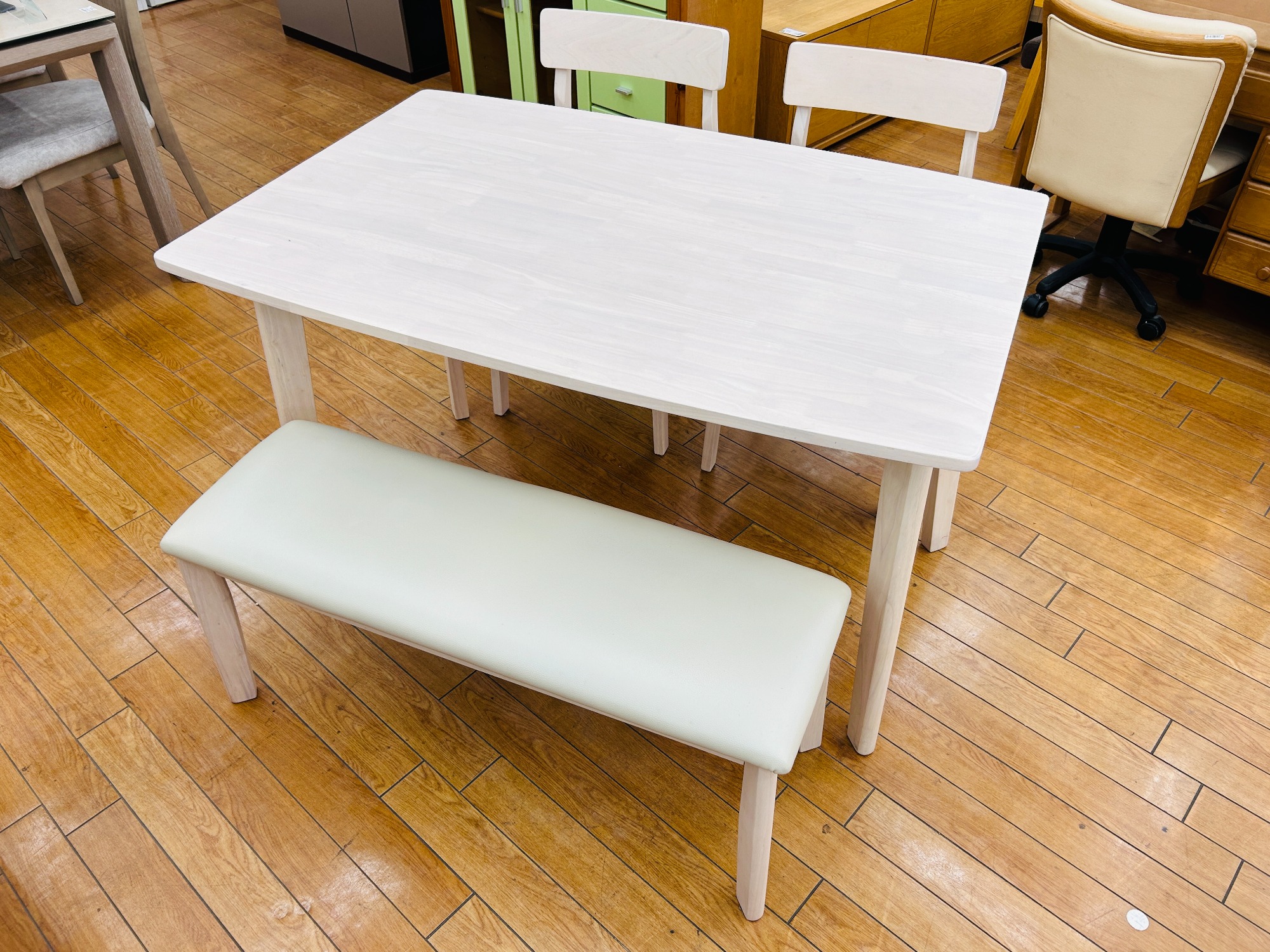 家具販売強化中】ニトリの”スタディーシリーズ ダイニング4点セット”を 