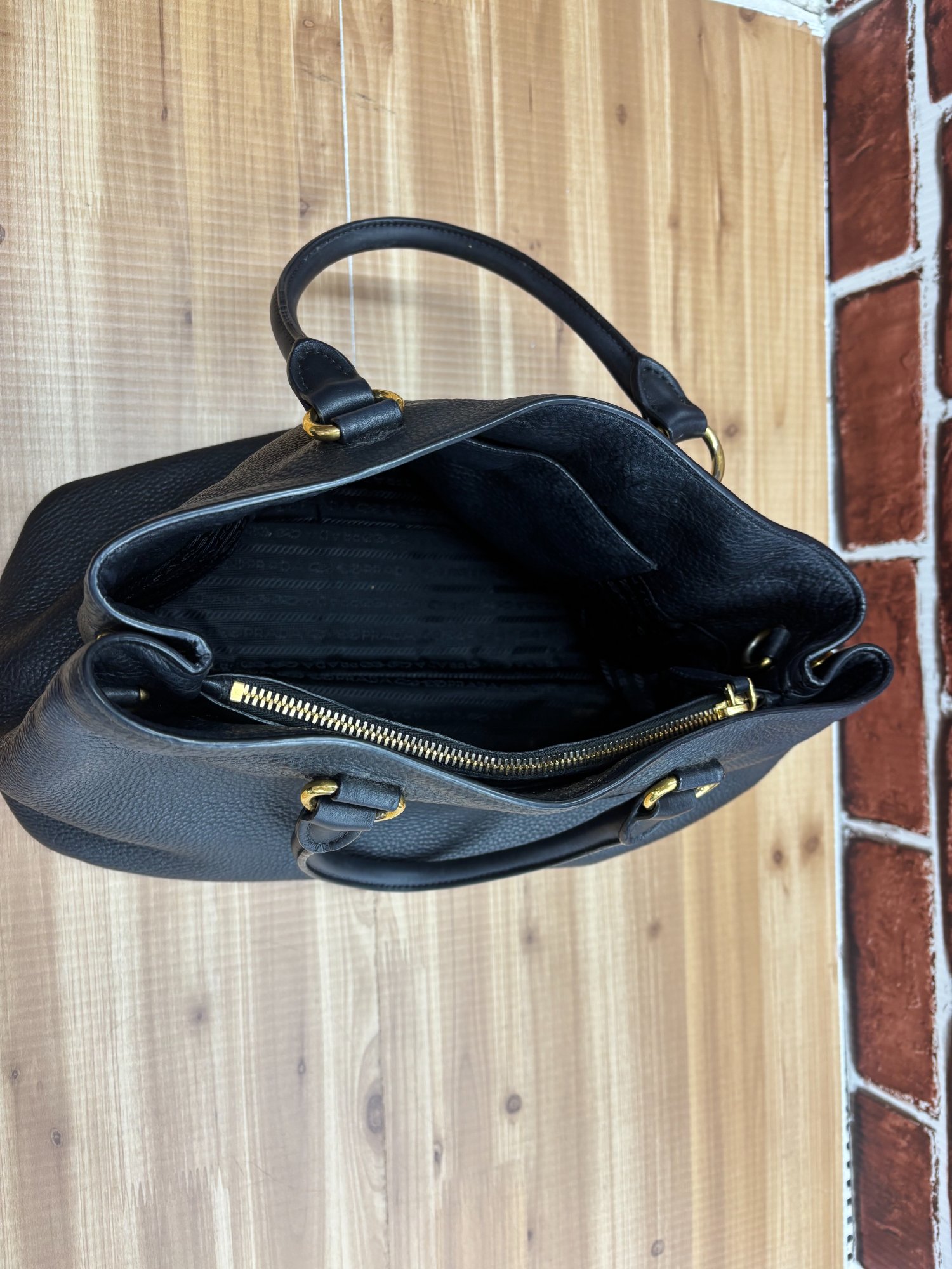 PRADA / プラダ】トートバッグ｜シックなブラックカラーで日常を彩る