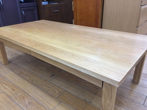 生活家具のテーブル