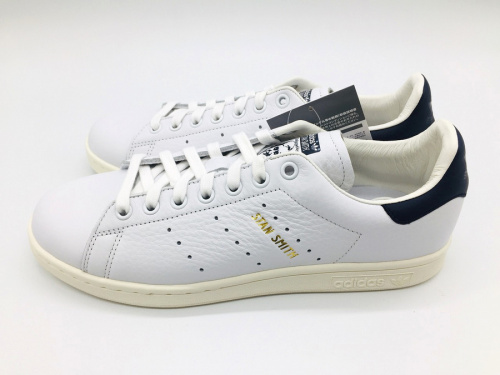 スニーカーのadidas