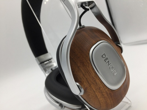 オーディオ機器のヘッドホン