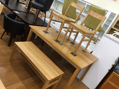 生活家具のテーブル