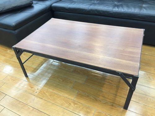 生活家具のテーブル