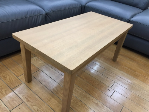 生活家具のテーブル