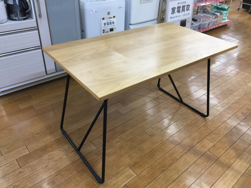 生活家具のテーブル