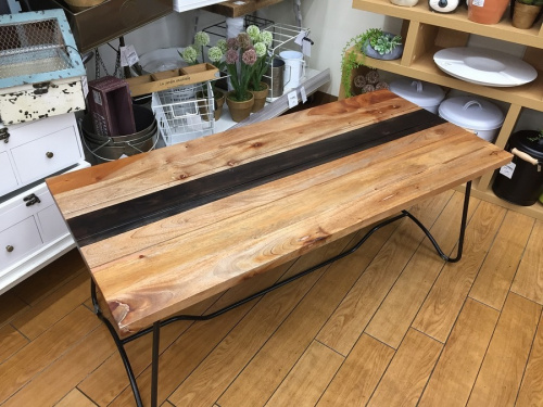 生活家具のテーブル