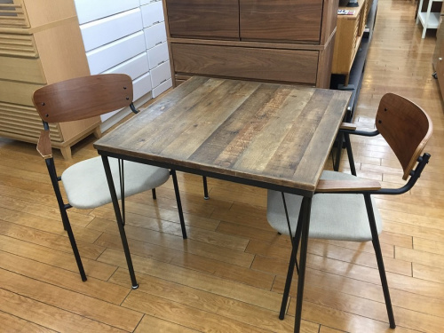 生活家具のテーブル